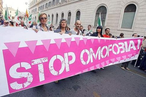 Lo striscione contro l’omofobia alla manifestazione anti-Berlusconiana del Pd