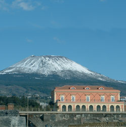 Villa Favorita sullo sfondo del monte Vesuvio