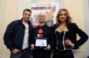 alessandro calza riceve da carlo cremona e vladimir luxuria il premio kne per “ciao”