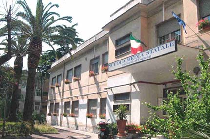 l’ingresso alla scuola di scafati