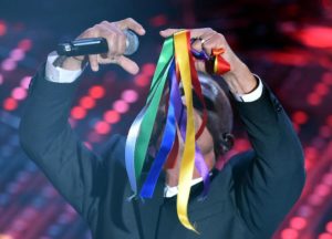 Sanremo ospite Eros Ramazzotti con nastro rainbow