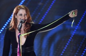 Festival di Sanremo Noemi con microfono "arcobaleno"
