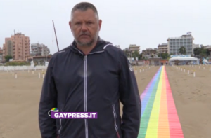 Rimini-passerella-spiaggia-arcobaleno-bagno-27-stefano-mazzotti-per-omaggiare-gay-pride