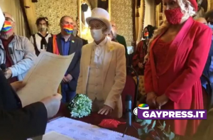 A Giarre la coppia gay e attivista lgbt si è unita civilmente per commemorare l'omicidio di 40 anni fa ai danni di una coppia omosessuale