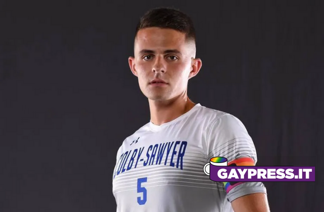 Calciatore gay riceve insulti omofobi, compagni di squadra e mister lo difendono e la squadra vince 5 a 0