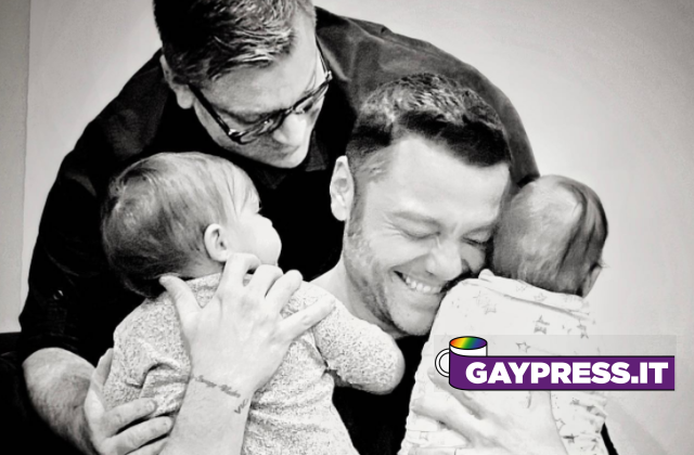 Tiziano Ferro è diventato papà e sui Social ha postato la foto con il marito Victor e i figli Andres e Margherita