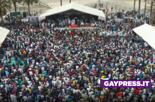 Essere gay in Senegal è reato e migliaia di persone sono scese in piazza per chiedere pene ancora più severe per gli LGBT+