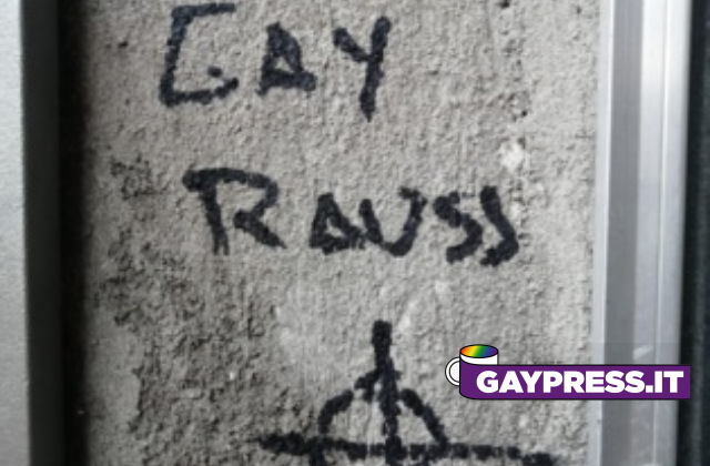 Scritta omofoba a Settimo Milanese in provincia di Milano sotto casa di coppia gay