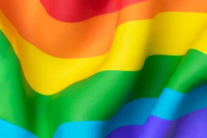 bacio gay a Milano: chiamate la polizia subito bandiera lgbtqia+
