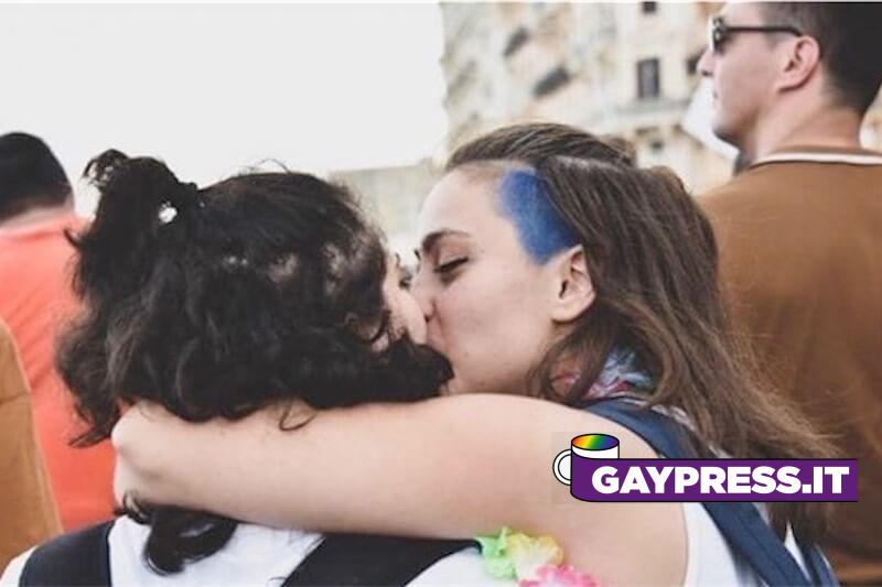bacio gay in metro a Napoli: il vizio dell'omofobia frame uomo offese lesbiche bacio