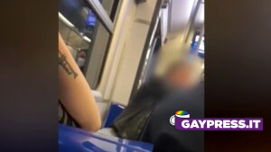 bacio gay in metro a Napoli: il vizio dell'omofobia frame uomo offese lesbiche