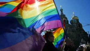 Cremlino bandiera arcobaleno gay omosessualità controversa moralità russa: la stretta ai diritti lgbtqia+