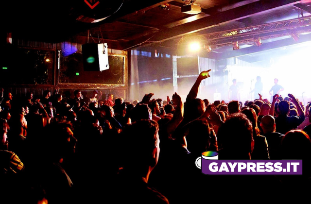 Discoteca di Napoli vieta ingresso a coppia gay