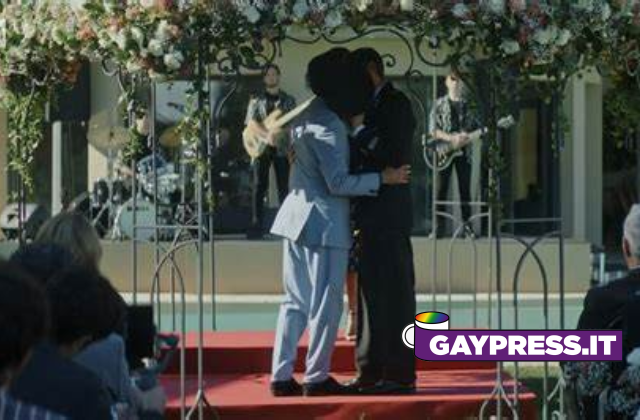Rai censura con un cappello nero il bacio gay nella fiction Gloria