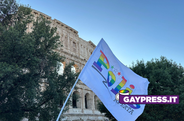 Attivisti e persone appartenenti alle forze dell'ordine di Polis Aperta sfilano al Roma Pride 2024