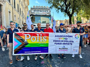 Attivisti di Polis Aperta con un carro al Pride di Roma del 2024