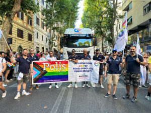 attivisti e forze dell'ordine di Polis Aperta al Roma Pride 2024 davanti a un carro